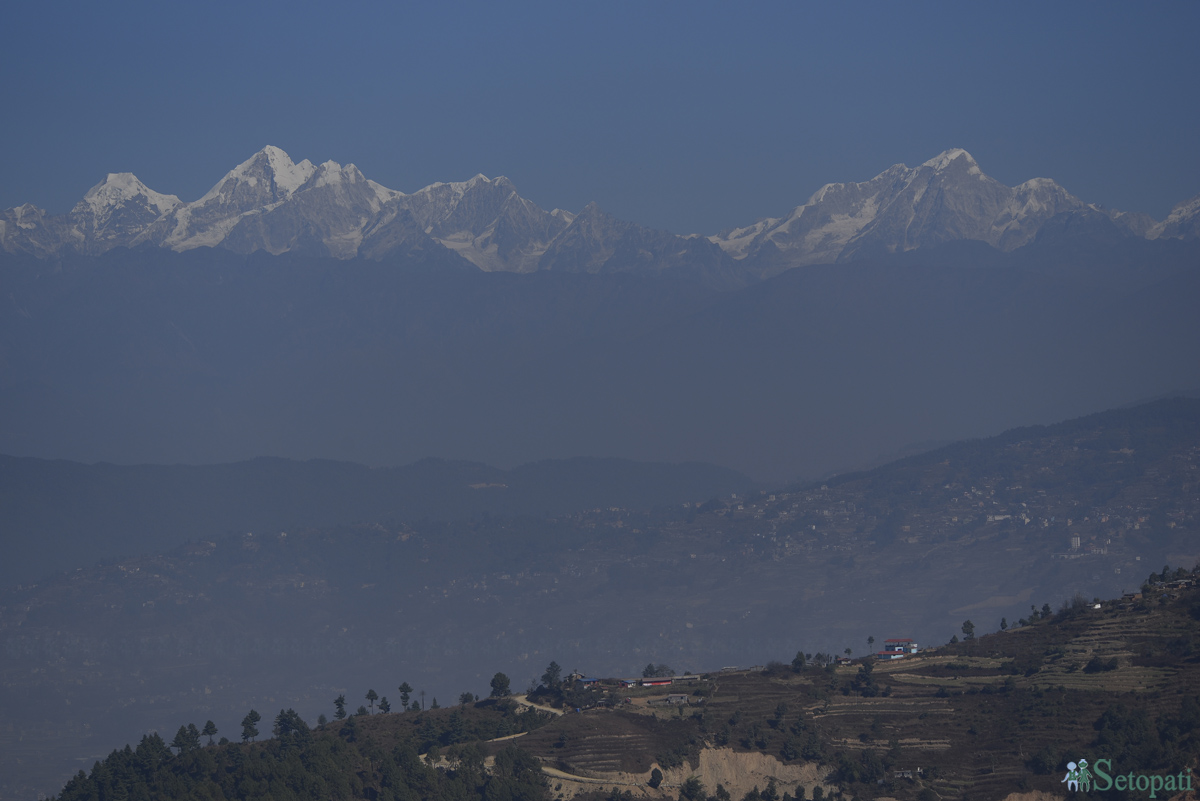 भक्तपुरको मालिगाउँबाट देखिएको हिमालहरू। तस्बिरः नारायण महर्जन/सेतोपाटी